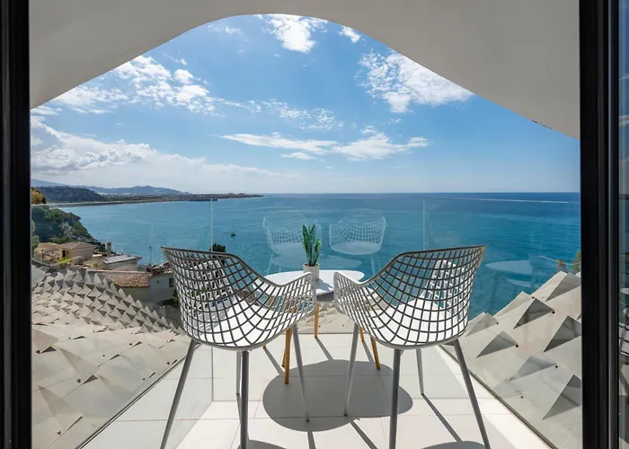 Rentitspain - Casa Acantilado - Lujo Y Estilo Frente A La Costa Tropical